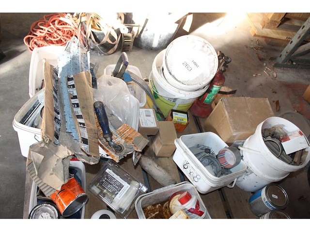 Pallet gevuld met diverse bouwmaterialen. - afbeelding 2 van  3