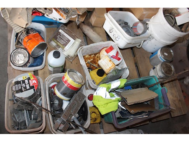 Pallet gevuld met diverse bouwmaterialen. - afbeelding 3 van  3