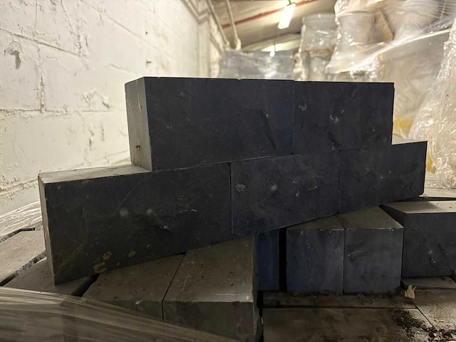 Pallet hardsteenblokken (2x) - afbeelding 1 van  4