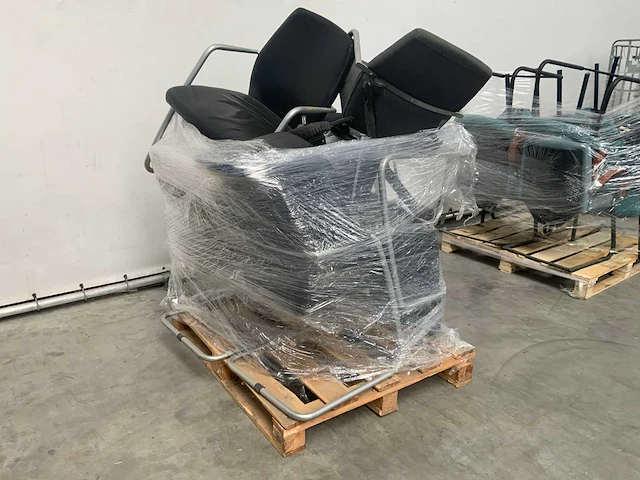 Pallet kantoor / kantine stoelen - afbeelding 1 van  7