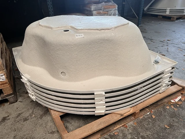 Pallet met baden - afbeelding 1 van  3