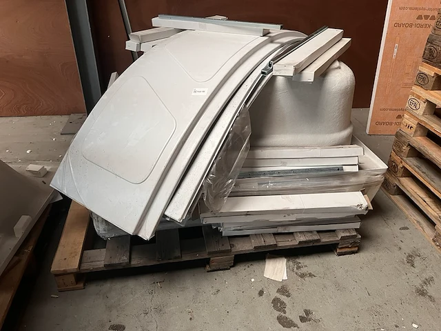 Pallet met baden - afbeelding 1 van  3