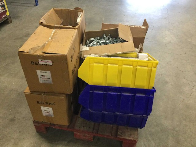 Pallet met bevestigingsklemmen - afbeelding 5 van  9