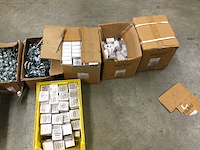 Pallet met bevestigingsklemmen - afbeelding 6 van  9