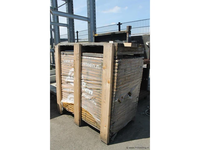 Pallet met dakpannen - 142x70x101 cm - afbeelding 1 van  4