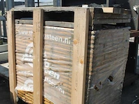 Pallet met dakpannen - 142x70x101 cm - afbeelding 1 van  4