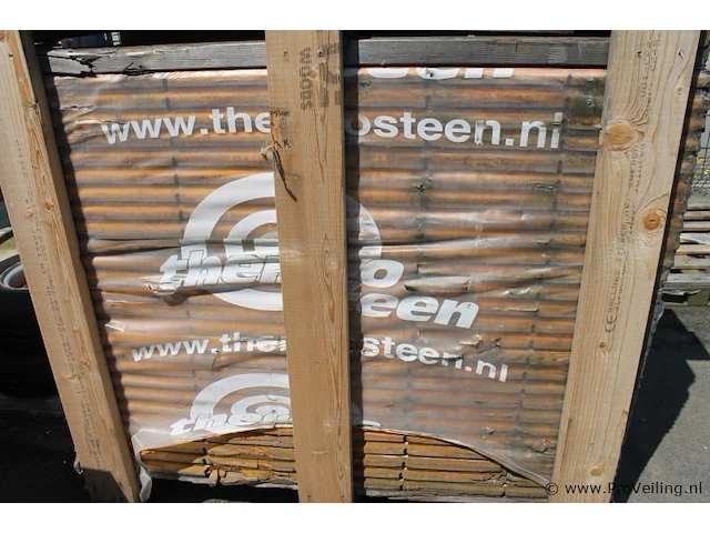 Pallet met dakpannen - 142x70x101 cm - afbeelding 2 van  4