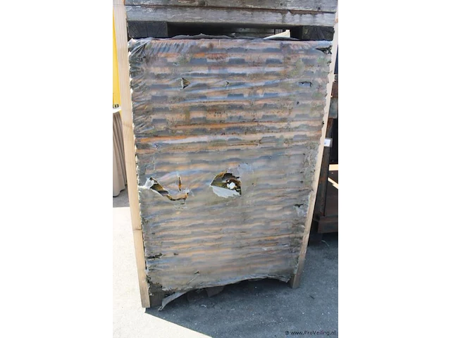 Pallet met dakpannen - 142x70x101 cm - afbeelding 4 van  4