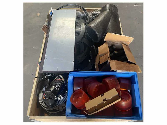 Pallet met diverse scheepsonderdelen dometic webasto volvo penta - afbeelding 1 van  2
