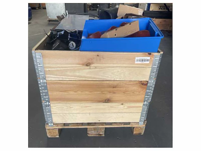 Pallet met diverse scheepsonderdelen dometic webasto volvo penta - afbeelding 2 van  2