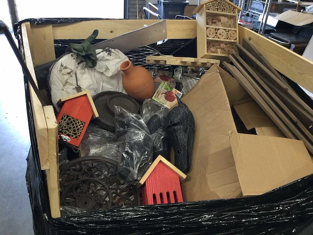 Pallet met diverse tuin-en huishoudelijke artikelen. - afbeelding 1 van  5