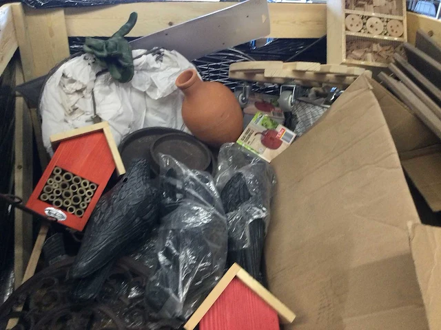 Pallet met diverse tuin-en huishoudelijke artikelen. - afbeelding 2 van  5