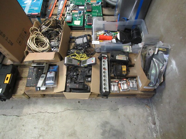 Pallet met diversen - afbeelding 1 van  5