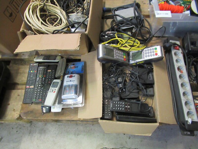 Pallet met diversen - afbeelding 3 van  5