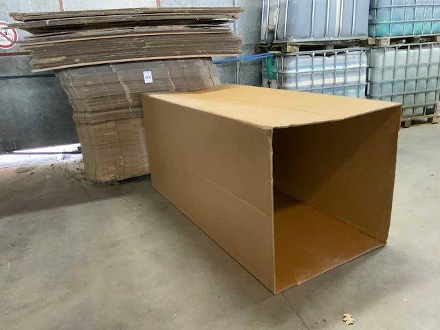 Pallet met dozen en karton - afbeelding 1 van  5