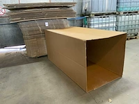 Pallet met dozen en karton - afbeelding 1 van  5