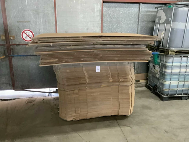 Pallet met dozen en karton - afbeelding 2 van  5