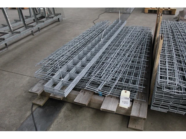 Pallet met draadgaas in diverse maten, w.o. lengte 140 en 180 cm - afbeelding 1 van  2