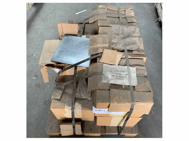 Pallet met geluidsdempende tegels verschillende maten en diktes - afbeelding 1 van  2