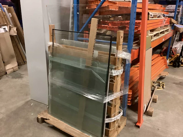 Pallet met glas - afbeelding 1 van  7