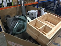 Pallet met huishoudelijke- en tuinartikelen. - afbeelding 1 van  6