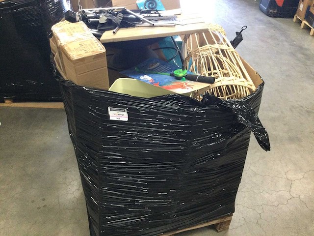Pallet met huishoudelijke- en tuinartikelen. - afbeelding 1 van  5