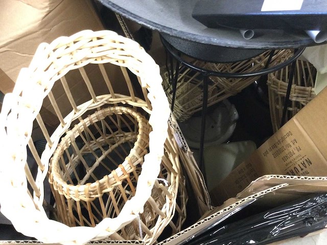 Pallet met huishoudelijke- en tuinartikelen. - afbeelding 2 van  5