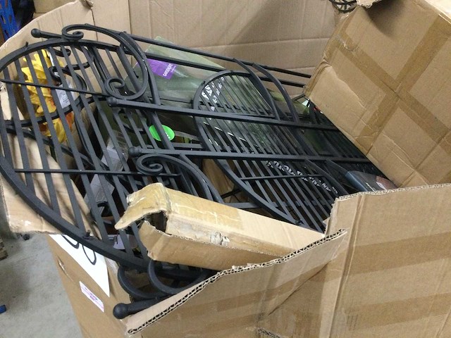 Pallet met huishoudelijke- en tuinartikelen - afbeelding 2 van  5