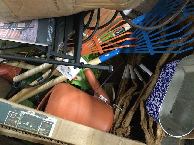 Pallet met huishoudelijke- en tuinartikelen - afbeelding 3 van  5