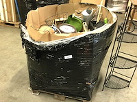 Pallet met huishoudelijke- tuinartikelen - afbeelding 1 van  7