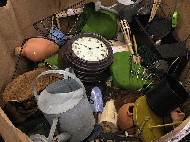 Pallet met huishoudelijke- tuinartikelen - afbeelding 2 van  7