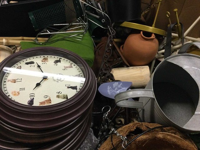 Pallet met huishoudelijke- tuinartikelen - afbeelding 3 van  7