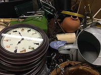 Pallet met huishoudelijke- tuinartikelen - afbeelding 3 van  7