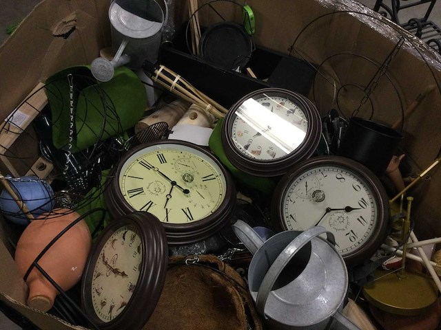 Pallet met huishoudelijke- tuinartikelen - afbeelding 6 van  7