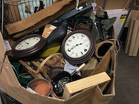 Pallet met huishoudelijke- tuinartikelen - afbeelding 1 van  4