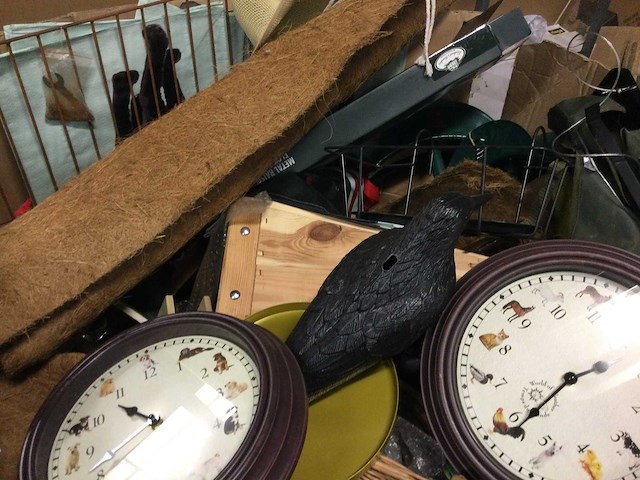 Pallet met huishoudelijke- tuinartikelen - afbeelding 2 van  4