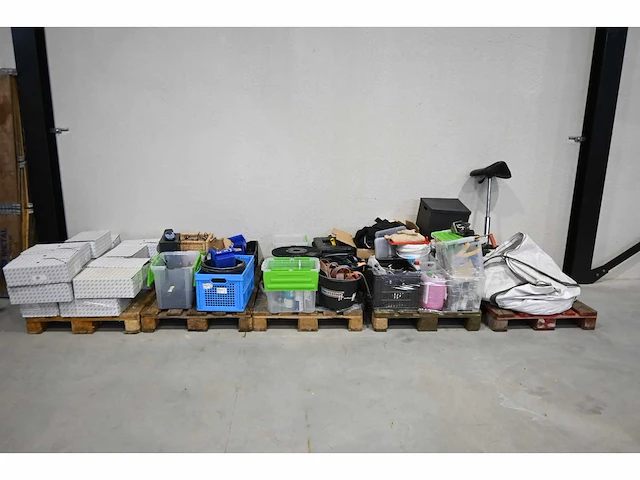 Pallet met installatiemateriaal en werkplaatsinvenvaris (5x) - afbeelding 1 van  14