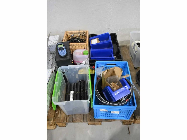Pallet met installatiemateriaal en werkplaatsinvenvaris (5x) - afbeelding 10 van  14
