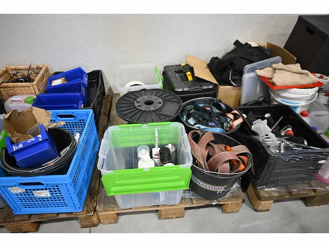 Pallet met installatiemateriaal en werkplaatsinvenvaris (5x) - afbeelding 12 van  14