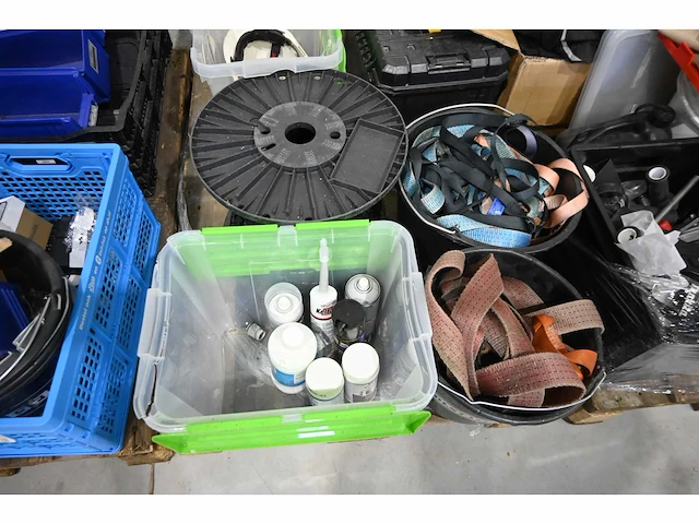 Pallet met installatiemateriaal en werkplaatsinvenvaris (5x) - afbeelding 13 van  14