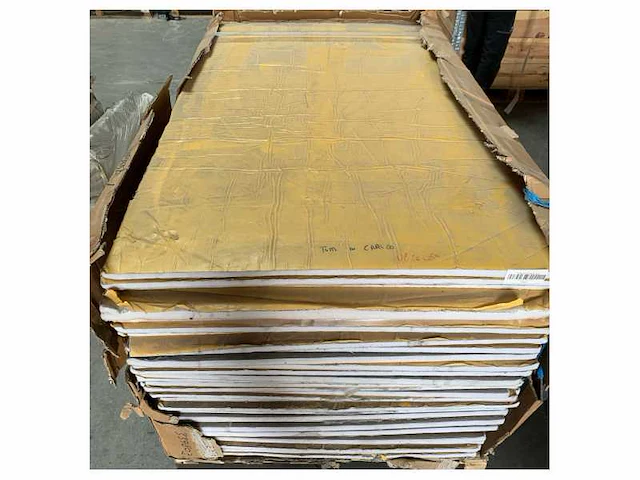 Pallet met isolatie materiaal platen met lijmlaag gekeurd - afbeelding 1 van  4