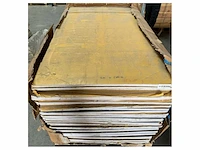 Pallet met isolatie materiaal platen met lijmlaag gekeurd