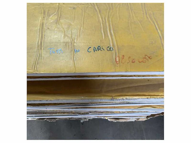 Pallet met isolatie materiaal platen met lijmlaag gekeurd - afbeelding 2 van  4