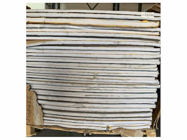 Pallet met isolatie materiaal platen met lijmlaag gekeurd - afbeelding 3 van  4
