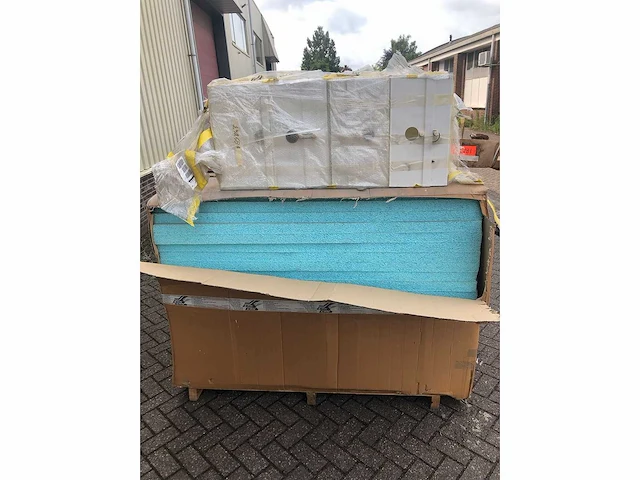 Pallet met isolatieplaten en accubakken van feit - afbeelding 1 van  3