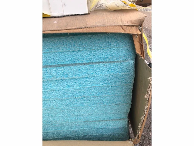 Pallet met isolatieplaten en accubakken van feit - afbeelding 2 van  3