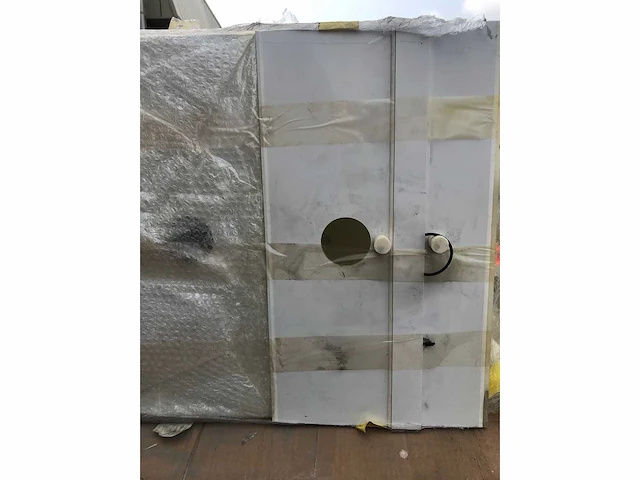 Pallet met isolatieplaten en accubakken van feit - afbeelding 3 van  3