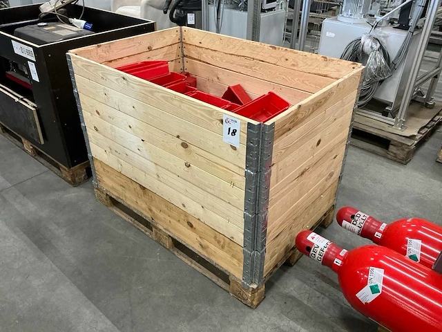 Pallet met kunstof magazijnbakken - afbeelding 1 van  6