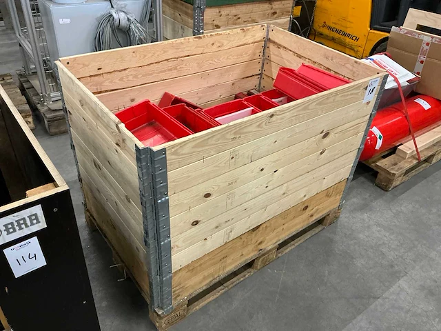 Pallet met kunstof magazijnbakken - afbeelding 2 van  6