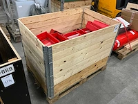 Pallet met kunstof magazijnbakken - afbeelding 2 van  6